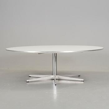 BORD, "A825", Piet Hein, Arne Jacobsen och Bruno Mathsson för Fritz Hansen, 2001.