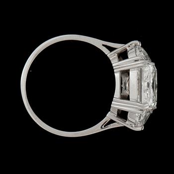 RING, radiantslipad diamant, 5.02 ct, samt halvmåneslipade diamanter, tot. 1 ct.