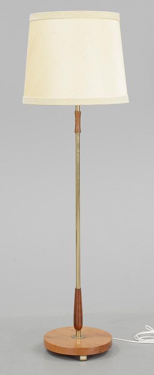 GOLVLAMPA, mässing och trä, 1900-talets andra hälft.