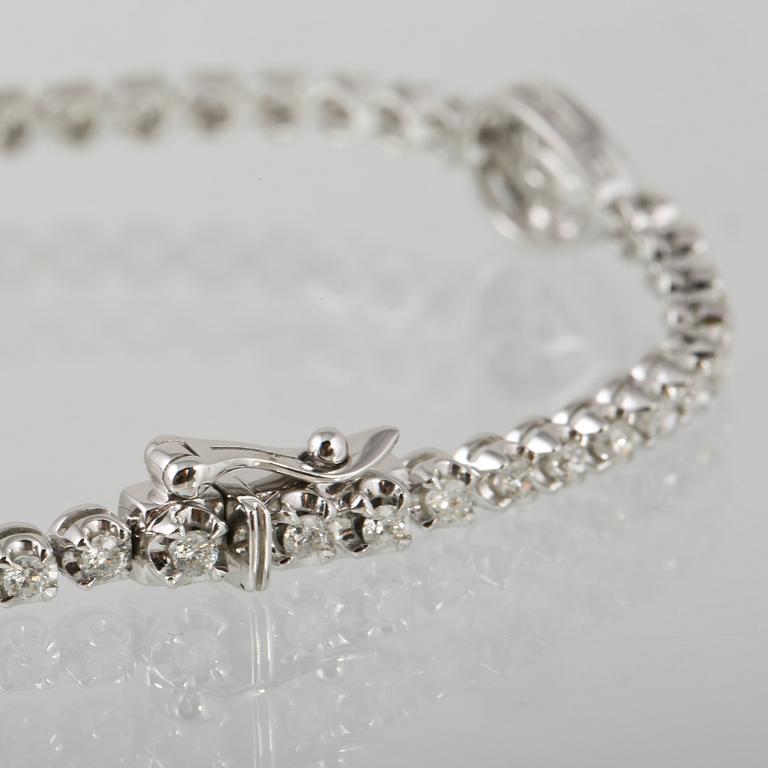 ARMBAND, 18K vitguld med briljant och droppslipade diamanter ca 2.29 ct. Vikt 8,1 gram.