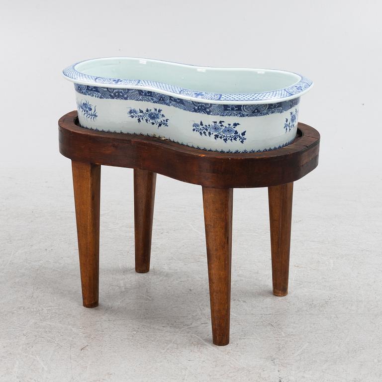 A blue and white bidet with a wooden stand, Qing dynasty, Qianlong (1736-95).