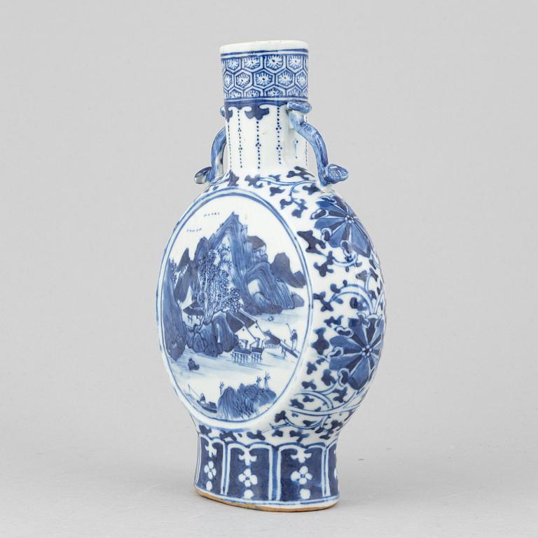 A blue and white moonflask, Qing dynasty, 19th Century.