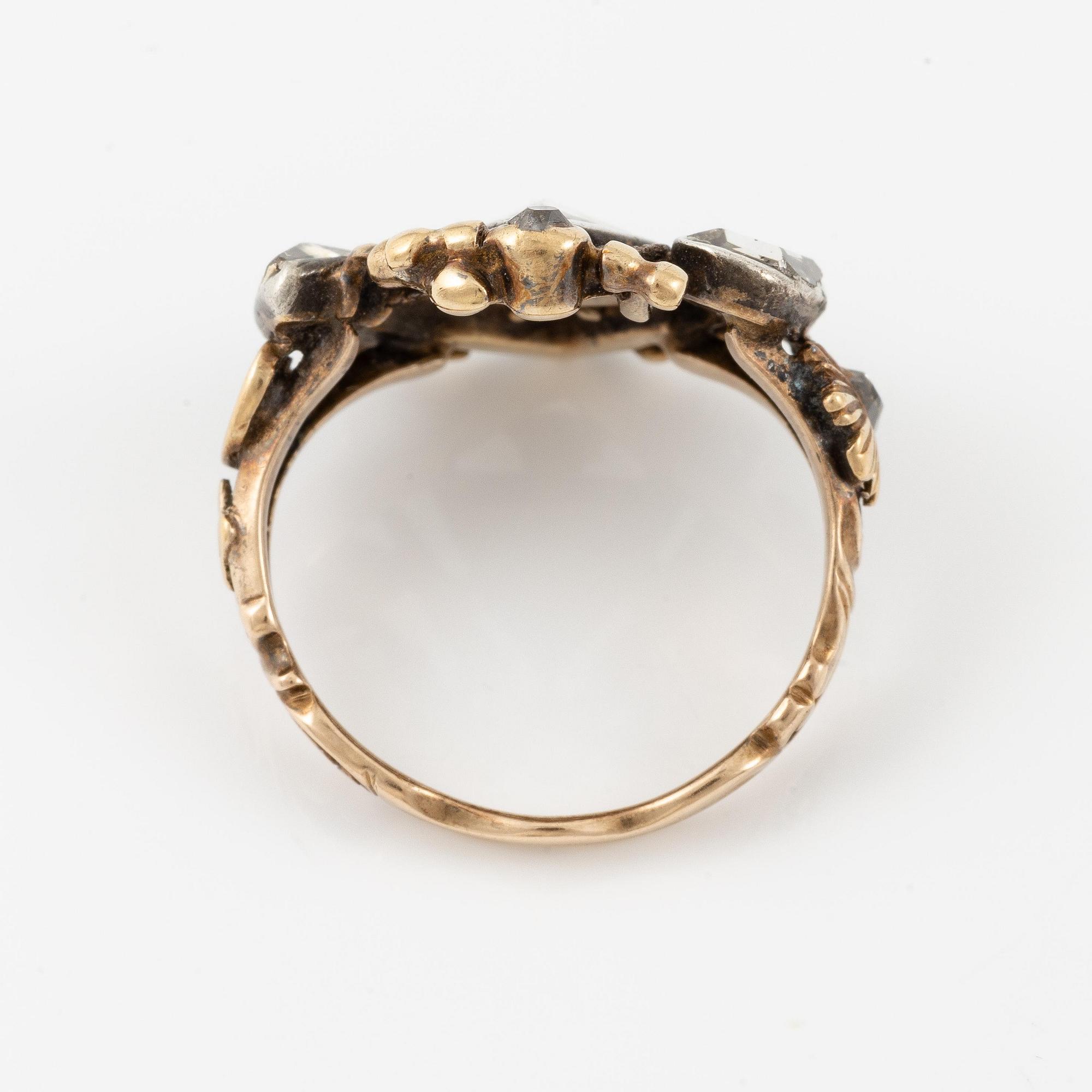 A ring in 14K gold and silver set with old-cut diamonds.