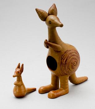 FIGURER, 2 st, stengods, "Känguru", Lisa Larson, Gustavsberg, 1960-/1970-tal.