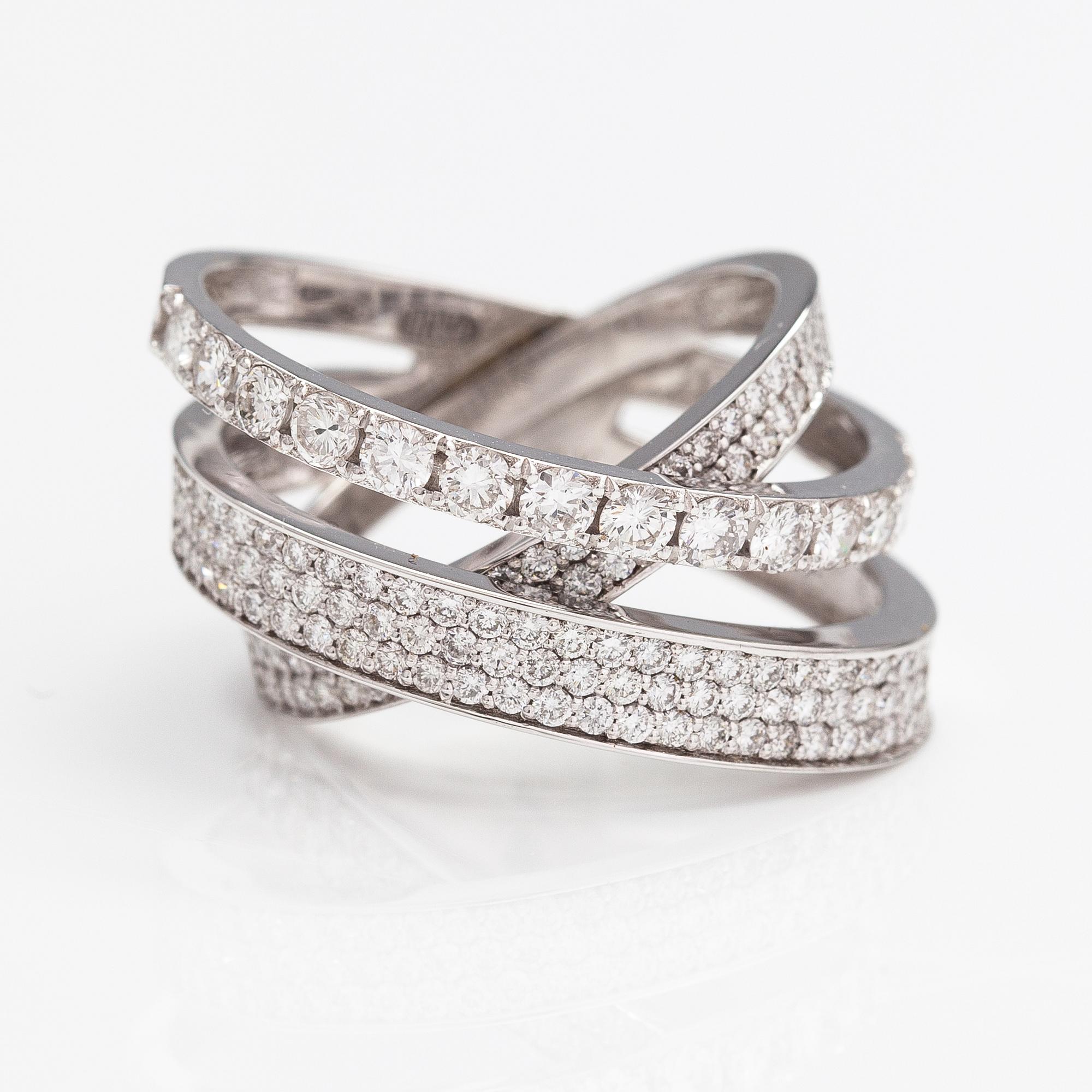 An 18K white gold ring with diamonds ca. 1.66 ct in total.