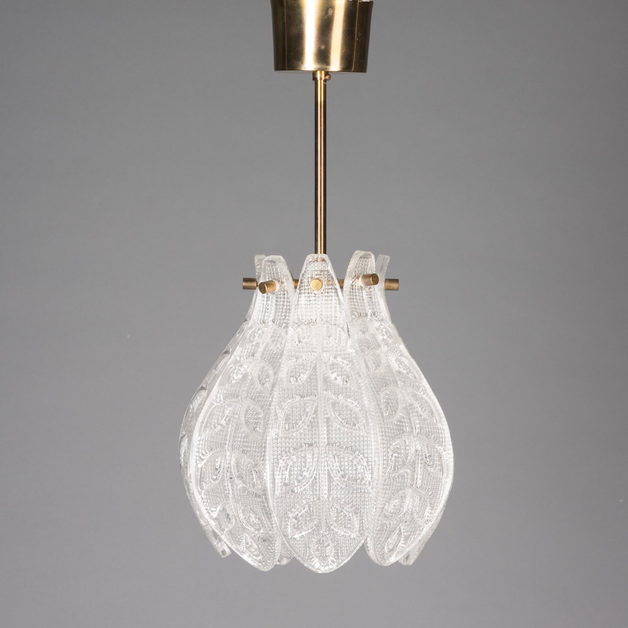TAKLAMPA, glas och mässing, troligen Carl Fagerlund, Orrefors, 1900-talets senare hälft. Totalhöjd ca 44 cm.