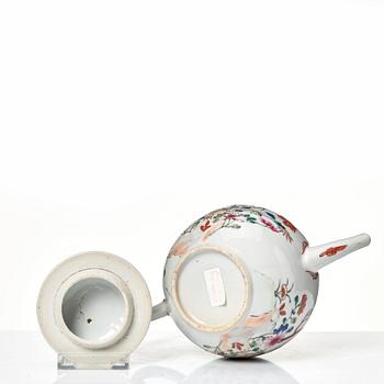 Tekannor, två stycken, kompaniporslin. Qingdynastin, Qianlong (1736-95).