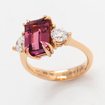 Ring, 18K guld med turmalin och briljantslipade diamanter.