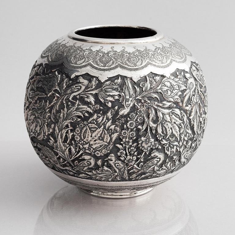 Vas, silver, Persien, 1900-talets första hälft.