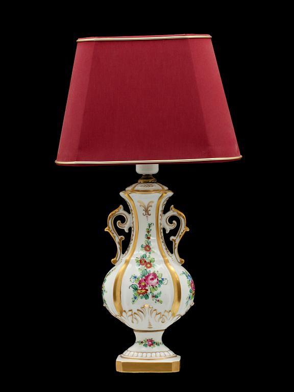 BORDSLAMPA, porslin, nyrokokostil. Frankrike. 1800/1900-tal.