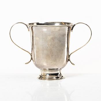 An English silver porringer, mark of Benjamin Cartwright I, London 1760.