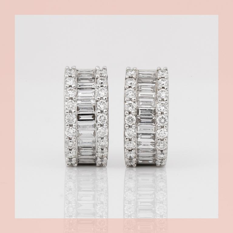 ÖRHÄNGEN, ett par med runda och baguetteslipade diamanter, ca 1.3ct.