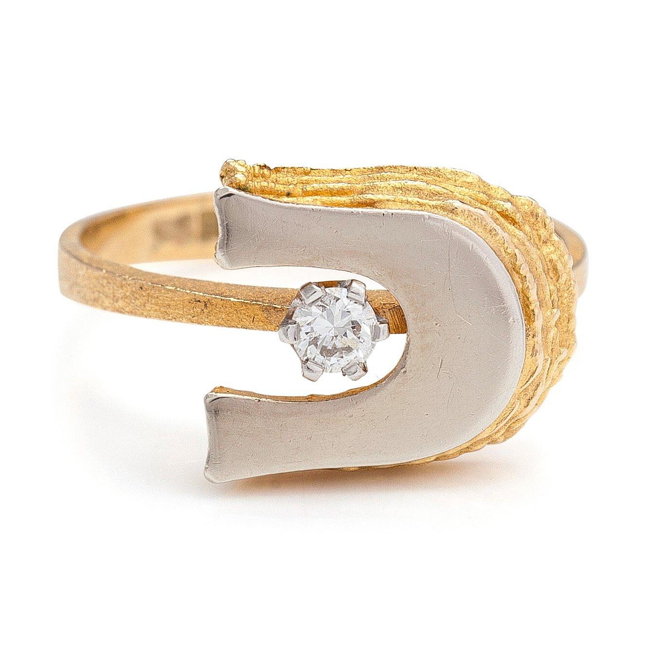 Juhani Linnovaara, Ring "Legato", 18K guld med diamant ca 0.09 ct enligt gravyr. Lapponia 1979.