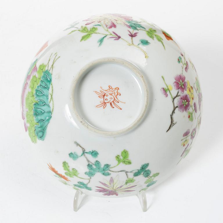 Fat, två stycken, samt lock och skål, porslin. Sen Qingdynasti.