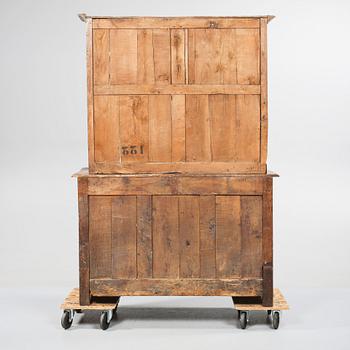 SKÅP MED TALLRIKSHYLLA, troligen England, 1700-tal.