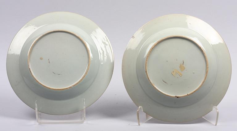TALLRIKAR, ett par. Porslin. Kina 1700-tal.