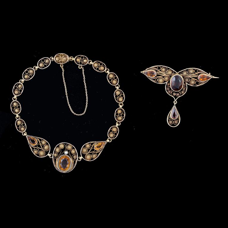 ARMBAND samt BROSCH, guld och citriner, John Petterson Eftr, Stockholm 1908-11. Tot ca 12 gram.