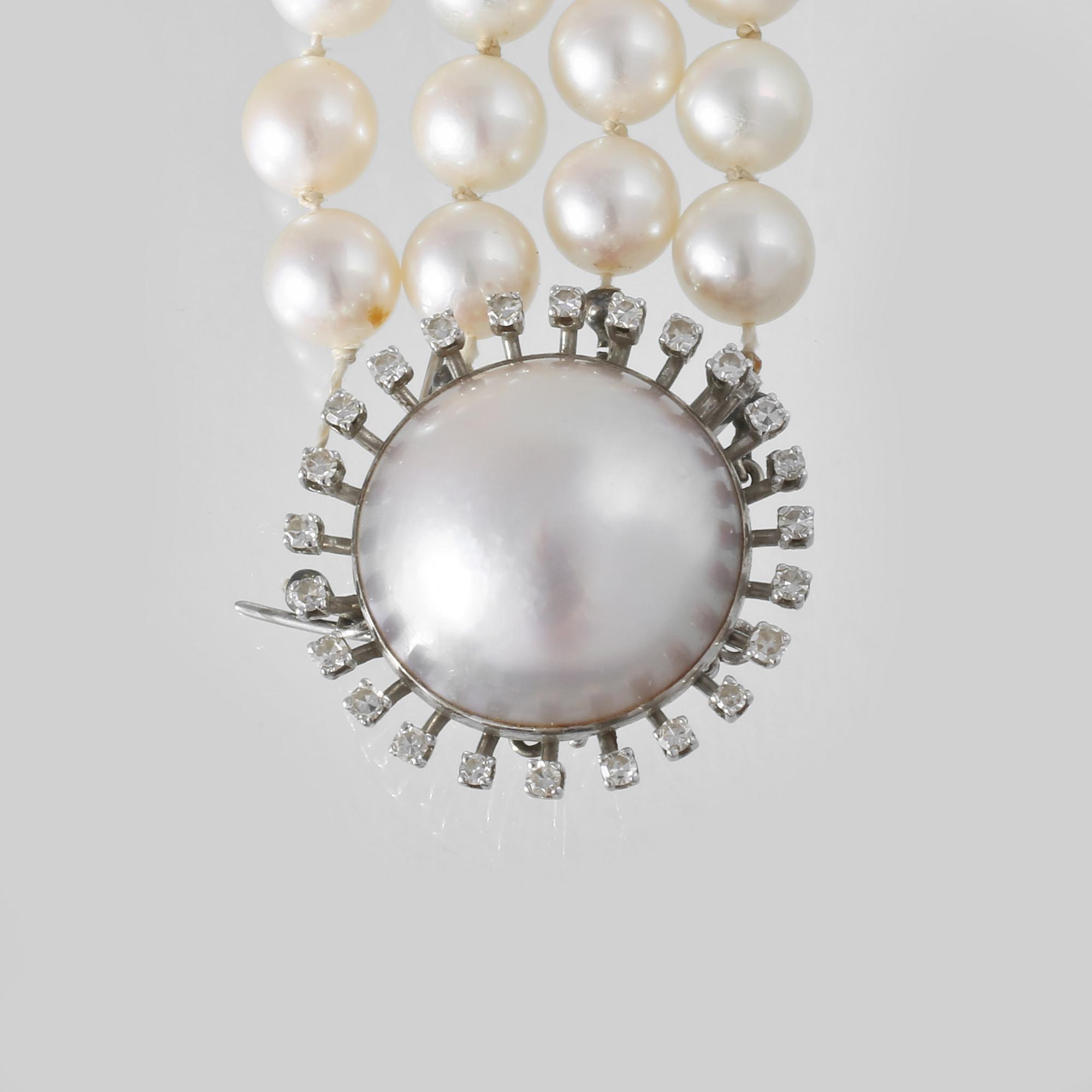 COLLIER, odlade pärlor med lås i 18K vitguld med åttkantslipade diamanter samt mabépärla, S Karlsson Stockholm, 1967.