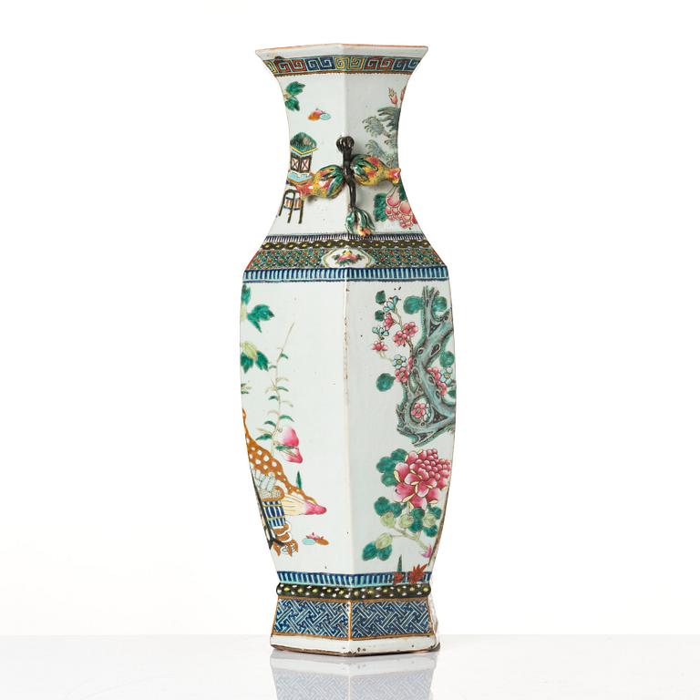 A large famille rose '100 antiques' vase, late Qing dynasty, circa 1900.