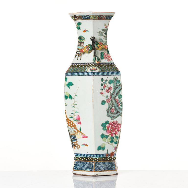 A large famille rose '100 antiques' vase, late Qing dynasty, circa 1900.