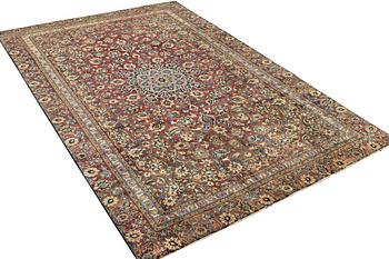 A carpet, Kashan, ca 325 x 209 cm.