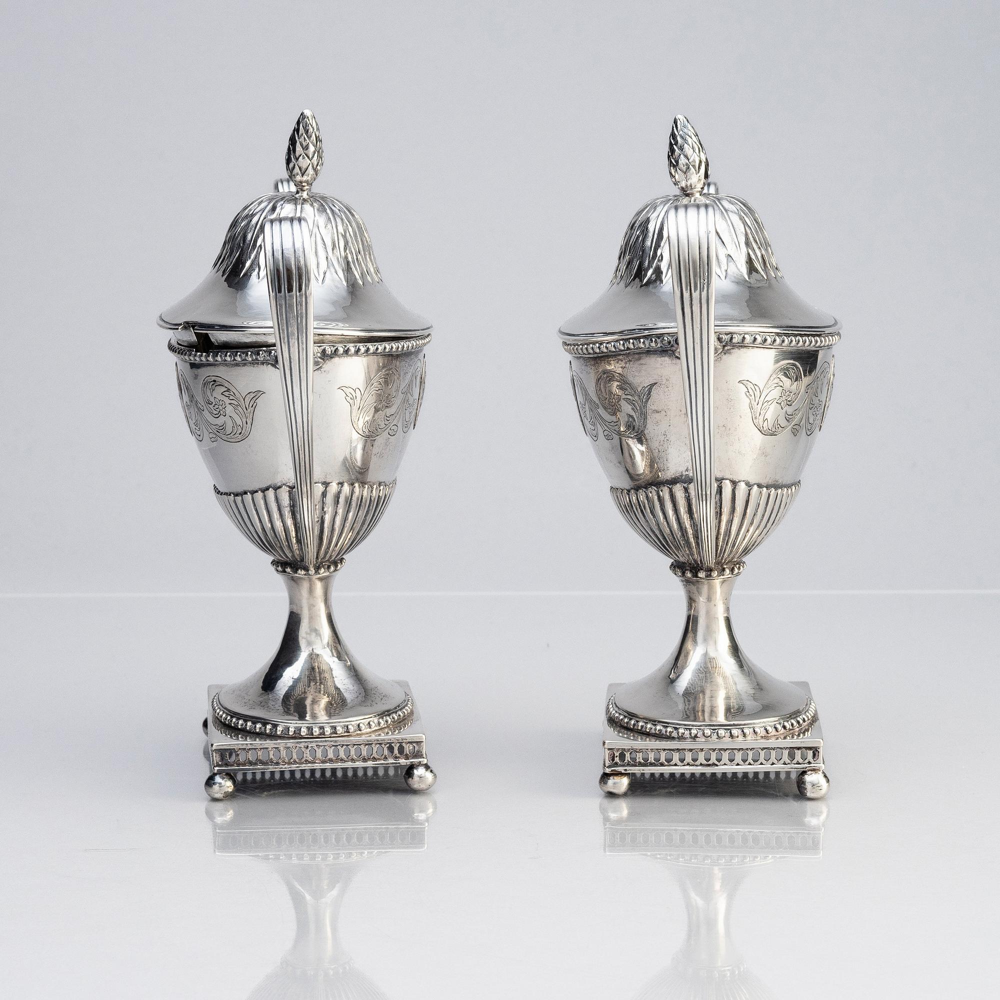 Johannes Gadd, ett par sockerskålar med lock, silver, Umeå 1791. Gustavianska.