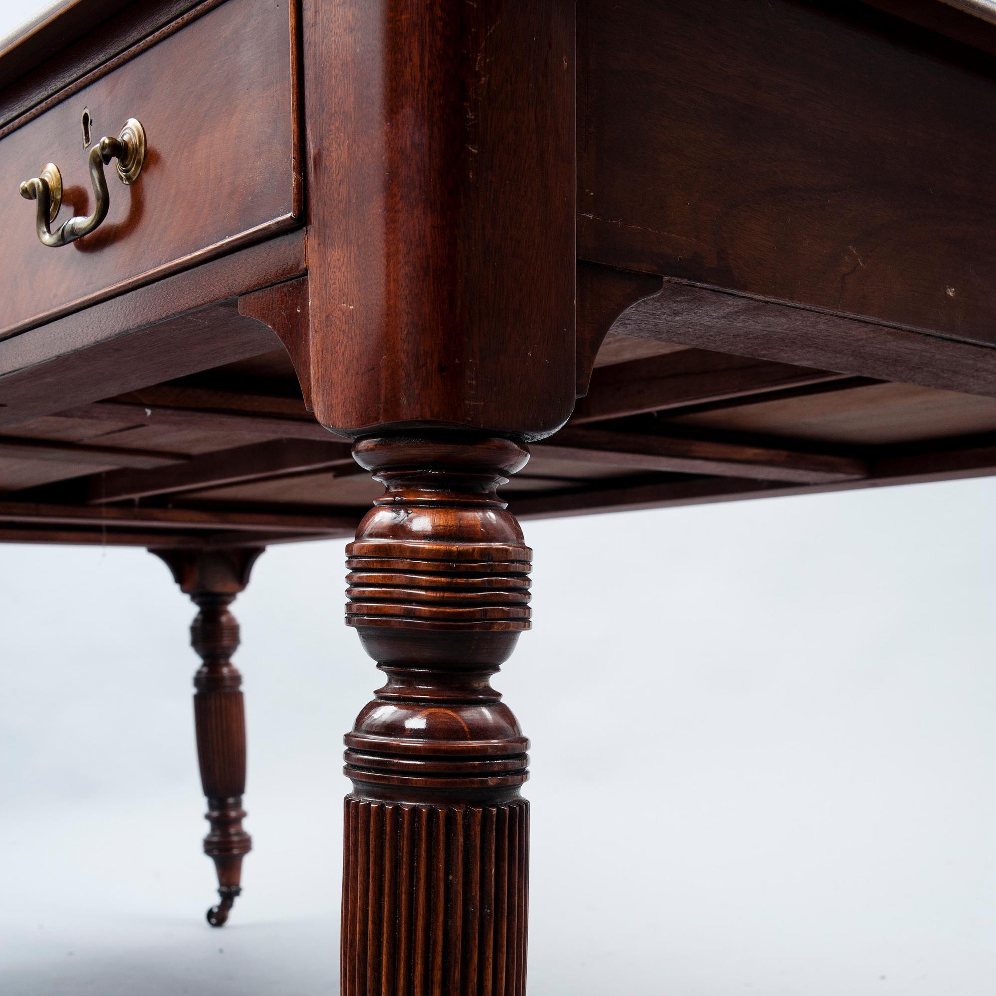 SKRIVBORD, England/Frankrike 1900-talets mitt.