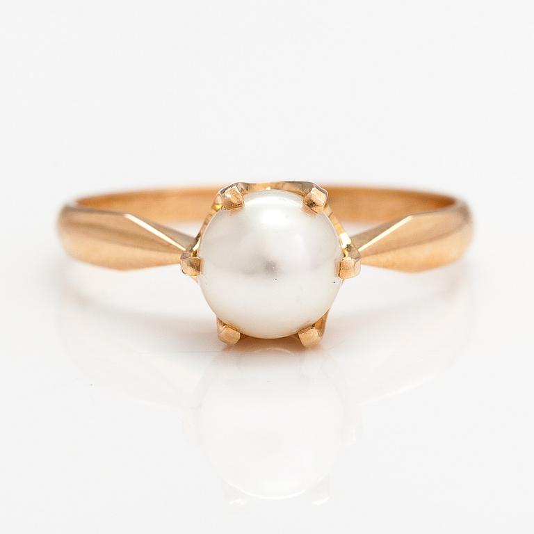 A 14K gold ring with a cultured pearl. Kultakeskus, Hämeenlinna 1982.