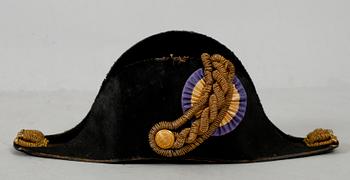 HATT, svensk, trekantig, modell 1854-59, för amiralitetet samt hattlåda av trä.