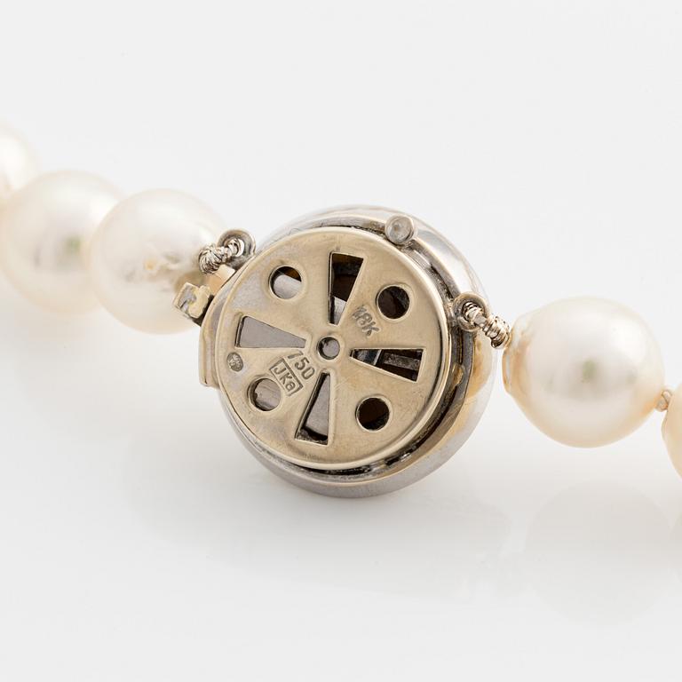 Necklace with cultured pearls, clasp in 18K gold with a half pearl and eight-cut diamonds.