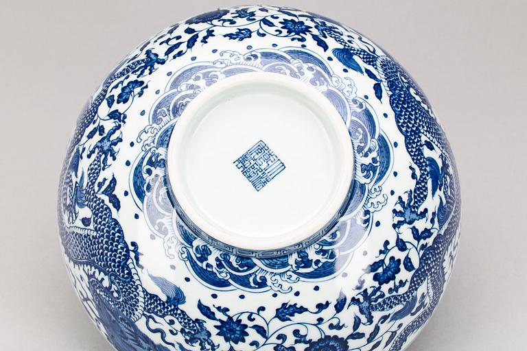 SKÅL, porslin, Qianlongstil, Kina, 1900/2000-tal. Modern tillverkning.