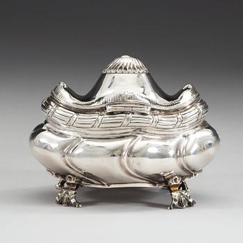 SOCKERSKRIN, silver, av Carl Petter Tellander, Jönköping 1761. Rokoko. vikt ca 306 gram.