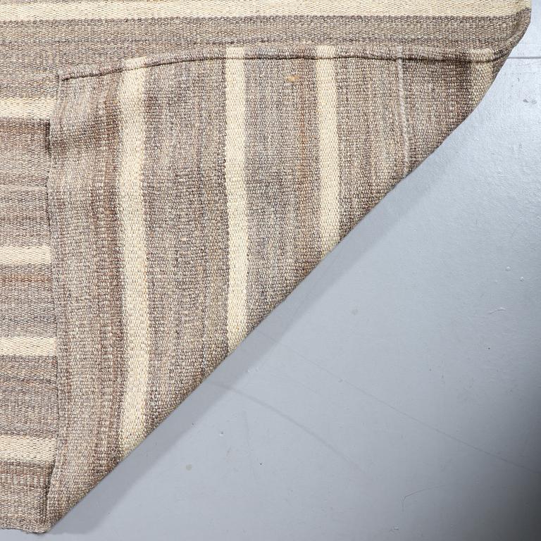 A FLATWEAVE RUG, 302 x 250 cm.
