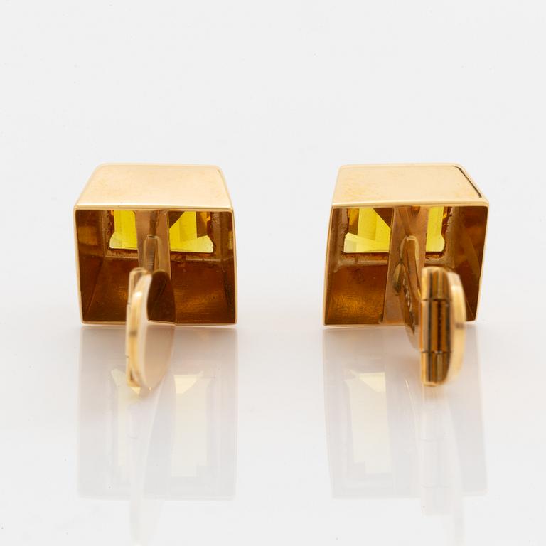 18K gold and synthetic yellow sapphire cufflinks.