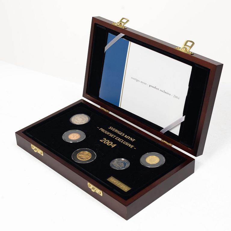 Coin set, “Sveriges mynt proofset exclusive”, comprising a year set and a gold coin commemorating the 250th anniversary of the Royal Palace.