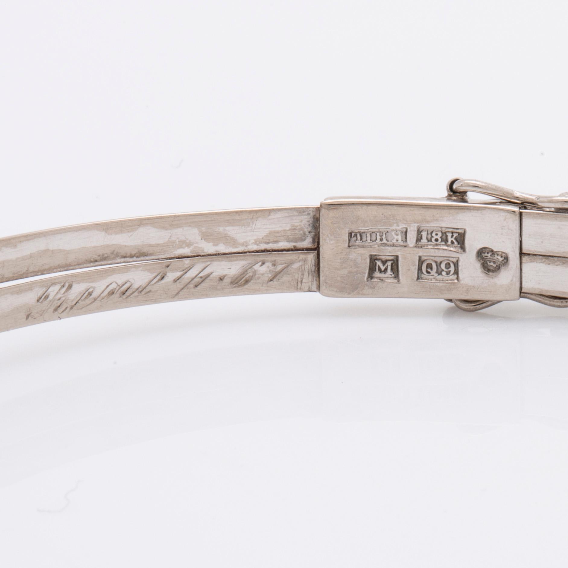 Armring 18K vitguld 1 odlad pärla ca 7,5 mm och 6 diamanter 8/8, stämplad K HIL Helge Larsson Malmö 1966, ca 16 cm.