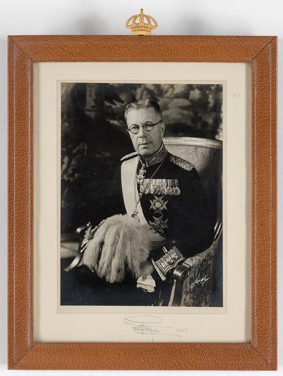 A PAIR OF ROYAL PHOTOGRAPHS WITH AUTOGRAPHS, Signed and dated, 1959.