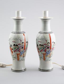 BORDSLAMPOR, 1 par, porslin, Kina, 1900-talets andra hälft.
