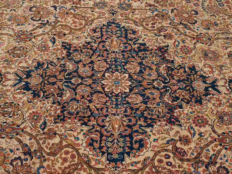 MATTO, a semi-antique Tabriz, ca 297,5 x 195 cm.