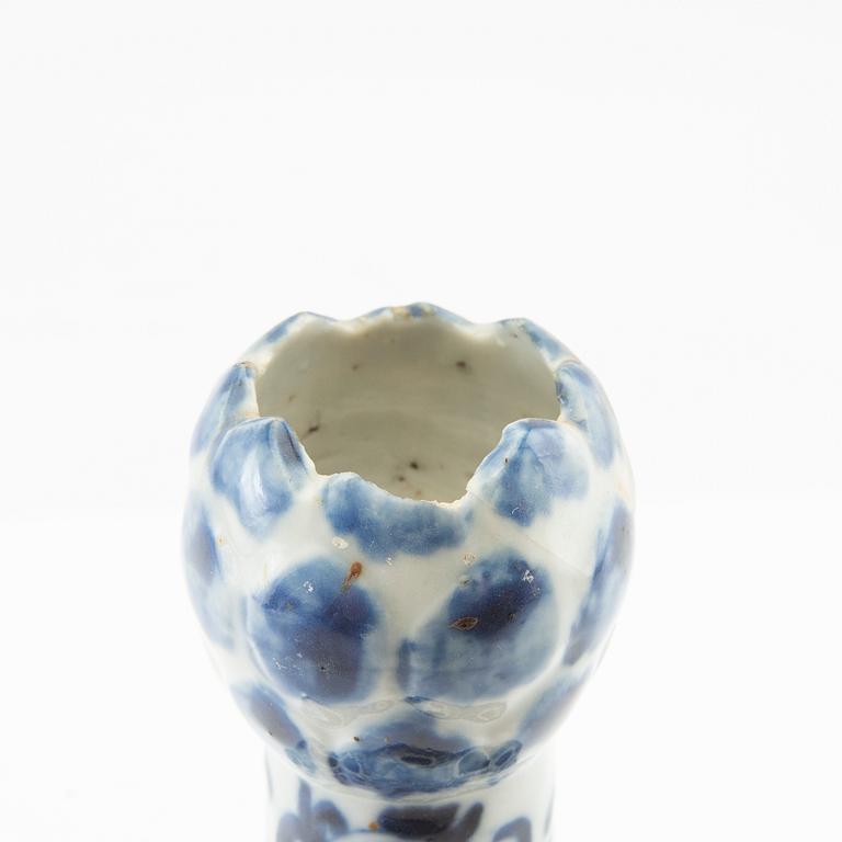 A blue and white tulip vase, late Qing dynasty.