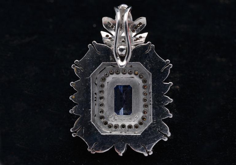 HÄNGE, briljantslipade diamanter ca 0.90 ct. H/si, tanzanit ca 2.50 ct. Vikt 25.3 g.