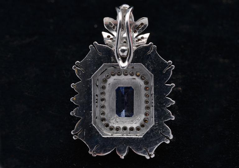 A PENDANT, brilliant cut diamonds c. 0.90 ct. H/si, tanzanite c. 2.50 ct. Weight 25.3 g.