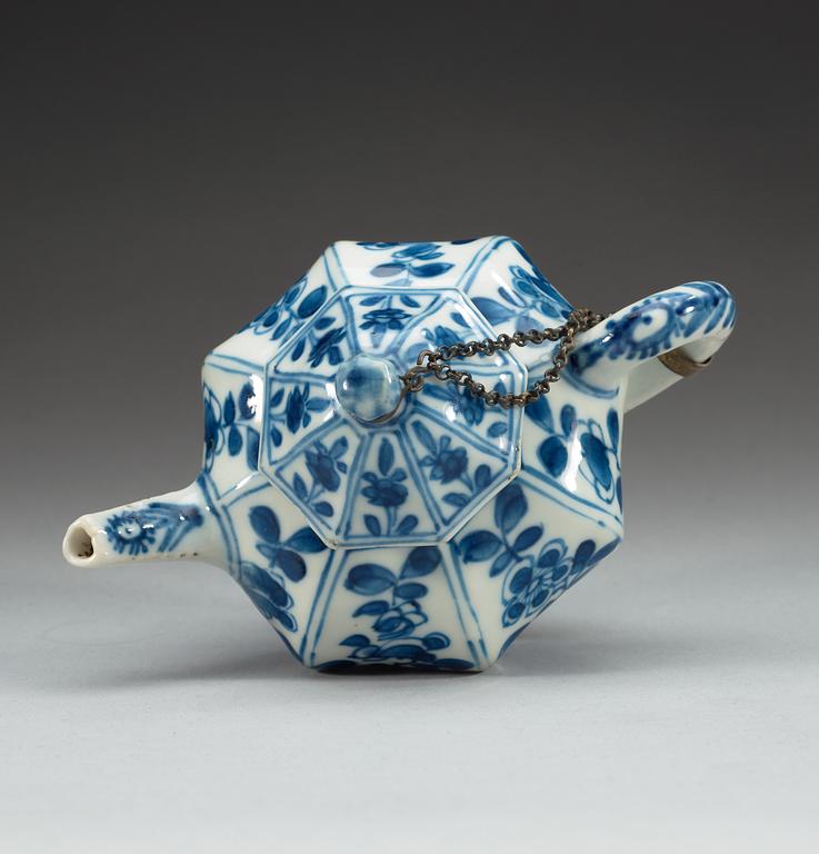 TEKANNA med LOCK, porslin. Qing dynastin, Kangxi (1662-1722).