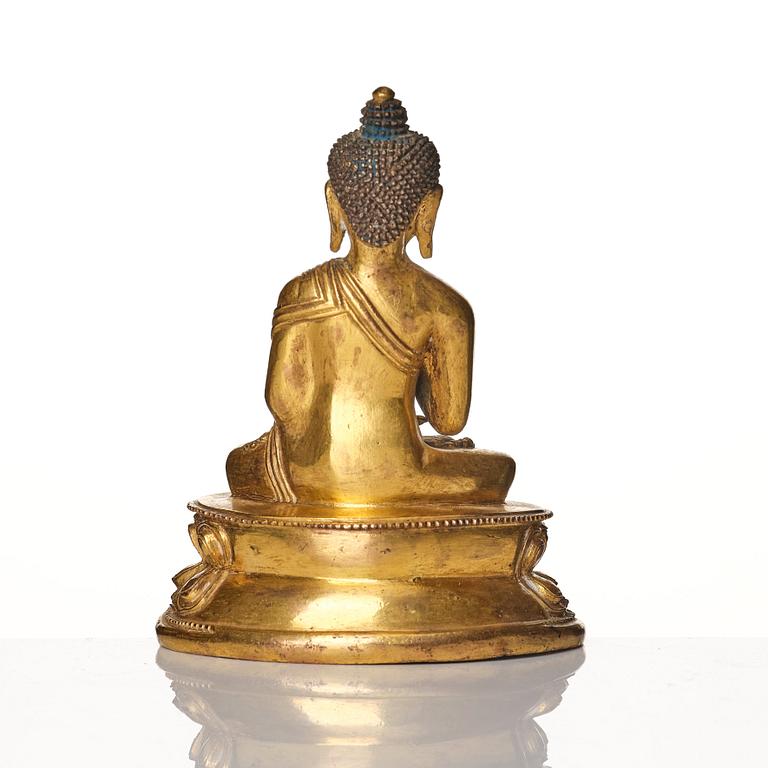 Buddha, förgylld brons. Tibet, troligen 17/1800-tal.