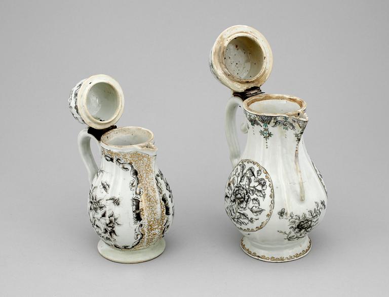 KAFFEKANNOR med LOCK, 2 st, kompaniporslin. Qing dynastin, Qianlong (1736-95).