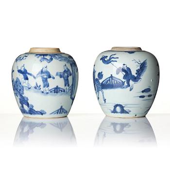 Urnor, två stycken snarlika, porslin. Qingdynastin, Kangxi (1662-1722).