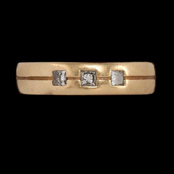 RING, 18k guld med 3 prinsesslipade diamanter, tot 0.30 ct, 2000-tal. Vikt 12 g.