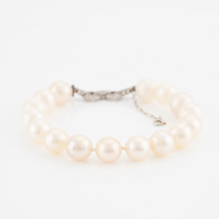 Bracelet, with pearls, clasp platinum with diamonds.