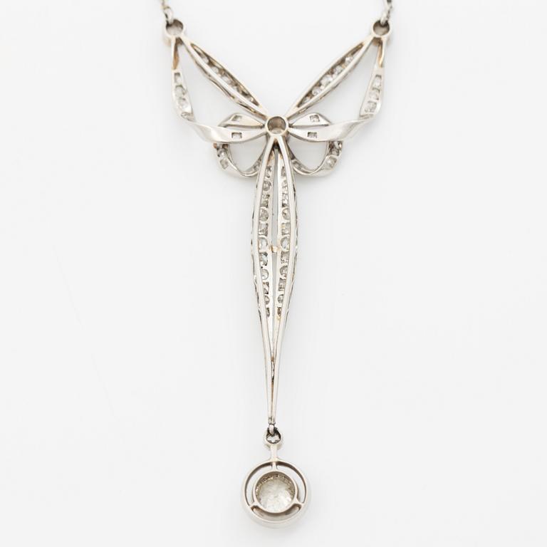 Platinum necklace with old-cut diamonds, circa 1900.