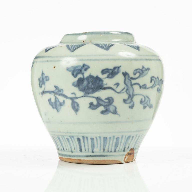 A Chinese blue and white porcelain jar, Ming dynasty (1368-1644).
